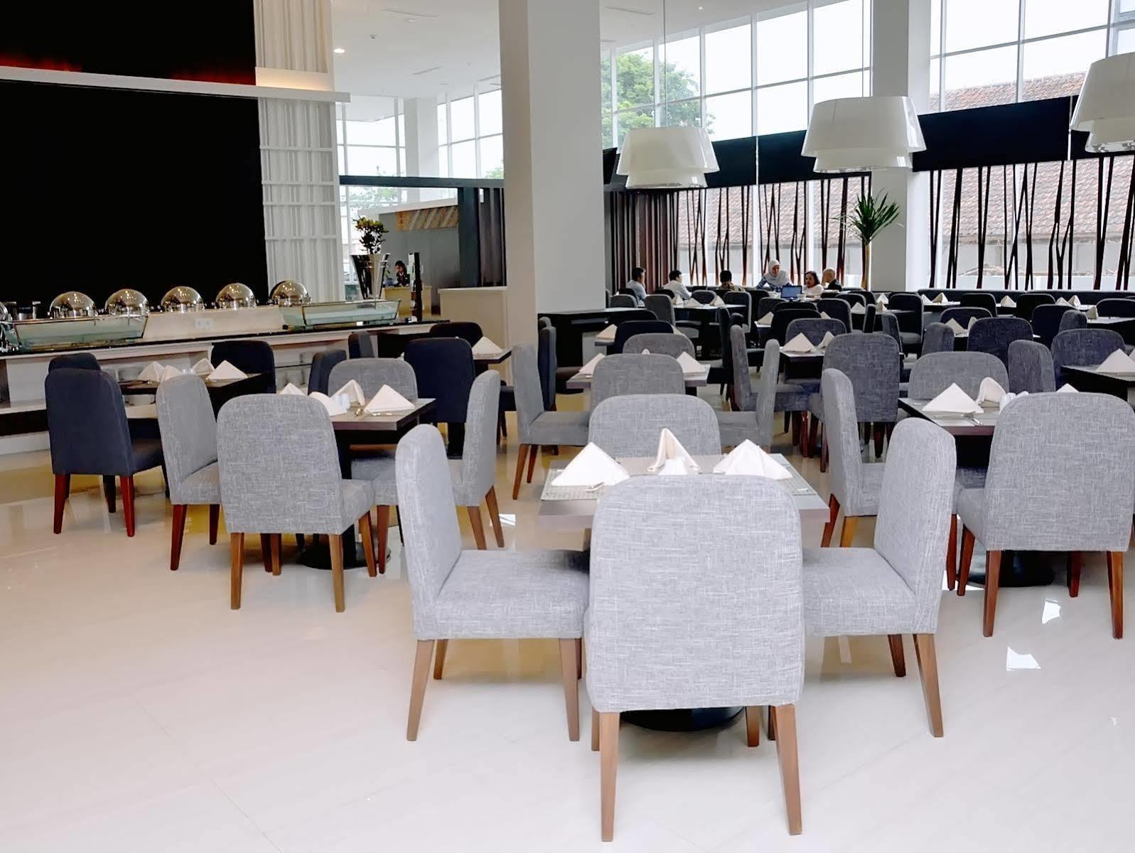 Hotel Santika Pekalongan Buitenkant foto